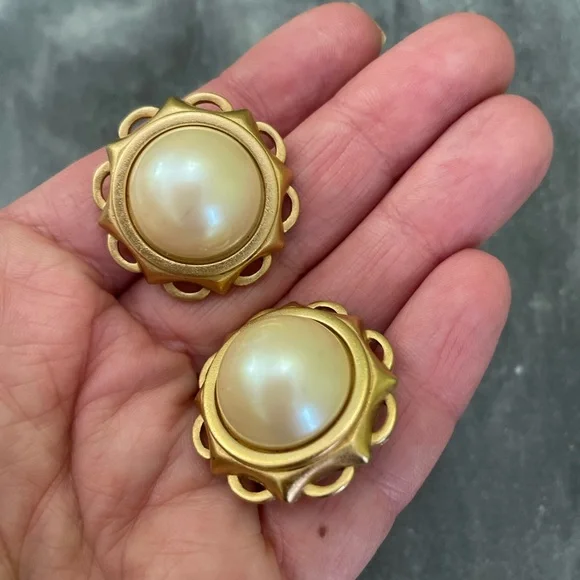 Vintage YSL Yves Saint Laurent Gold Pearl Earrings - Picture 15 of 17
